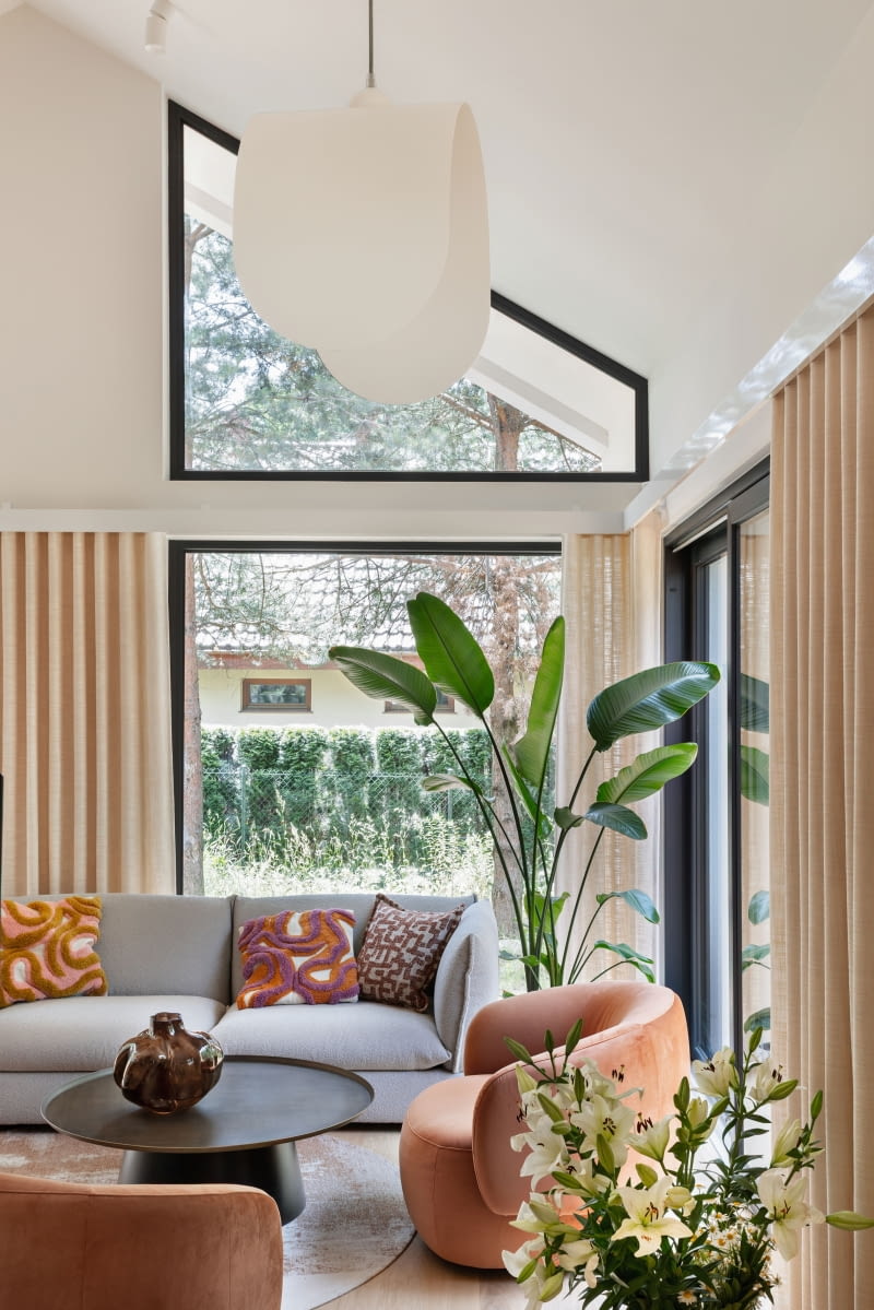 W salonie sofę i fotele marki IWC Home zestawiono ze stolikiem kawowym z atakdesign.pl. W salonie sofę i fotele marki IWC Home zestawiono ze stolikiem kawowym z atakdesign.pl.