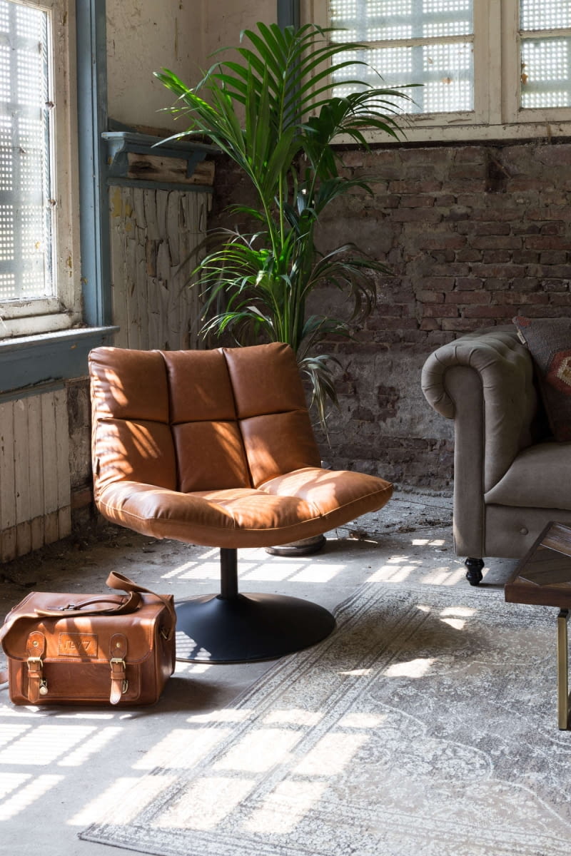 Zaprojektowany w stylu retro fotel Bar Vintage marki Dutchbone wprowadzi do wnętrza atmosferę klubu z dawnych lat. Zaprojektowany w stylu retro fotel Bar Vintage marki Dutchbone wprowadzi do wnętrza atmosferę klubu z dawnych lat.