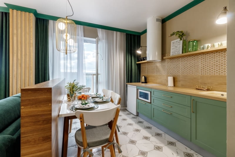 Półki w kuchni zamiast szafek wiszących