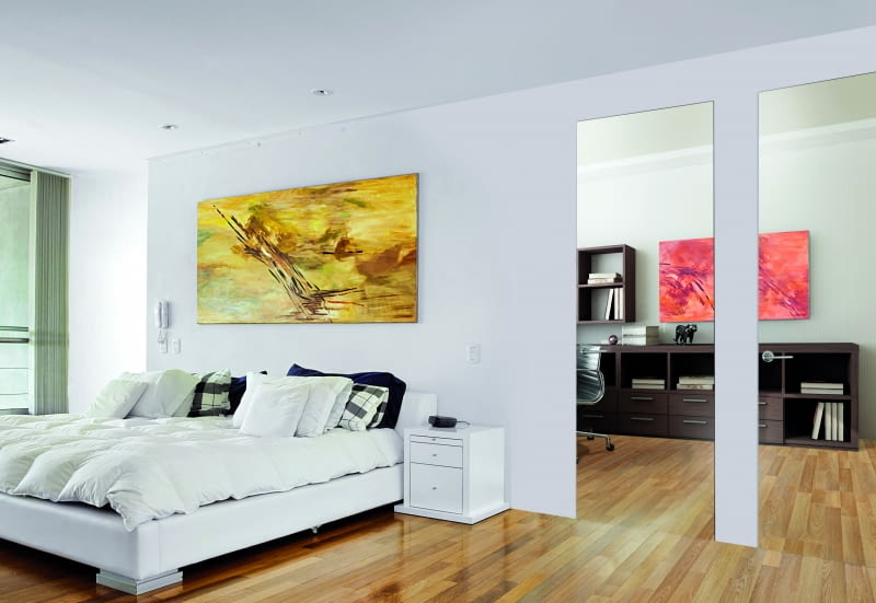 Drzwi lustrzane pełnią podwójną funkcję – zamykają przestrzeń i zastępują tradycyjne lustro ścienne lub stojące. Dzięki temu w sypialni czy garderobie zyskujemy więcej miejsca i unikamy dodatkowych elementów wyposażenia.