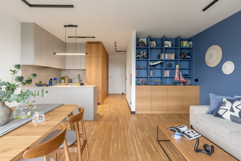 Do wydziela - nia stref służą nie tylko róż - ne materiały wykończe - niowe i kolory, ale też odpo - wiednio za - projektowane oświetlenie.