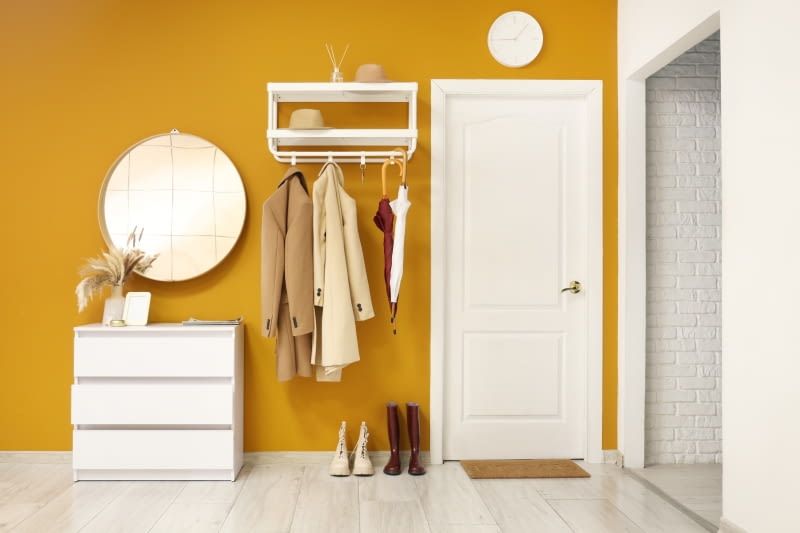 Mieszkanie z żółtą ścianą