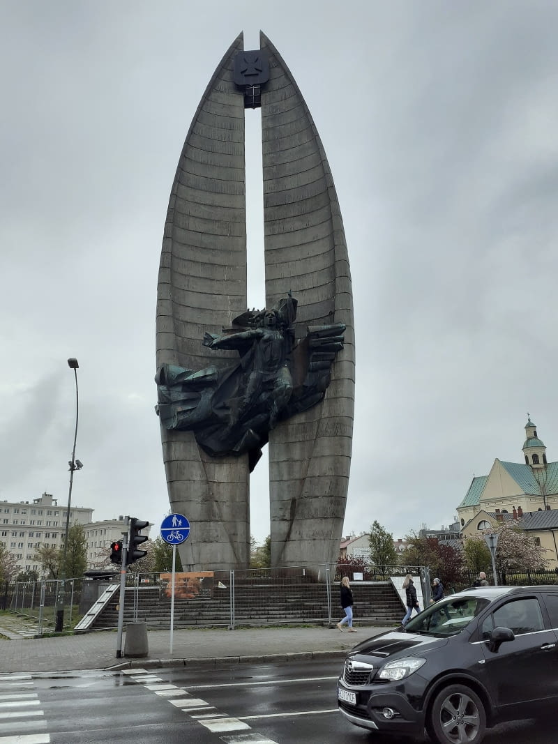 Ogrodzony i zaniedbany Pomnik Czynu Rewolucyjnego w Rzeszowie w 2023 roku