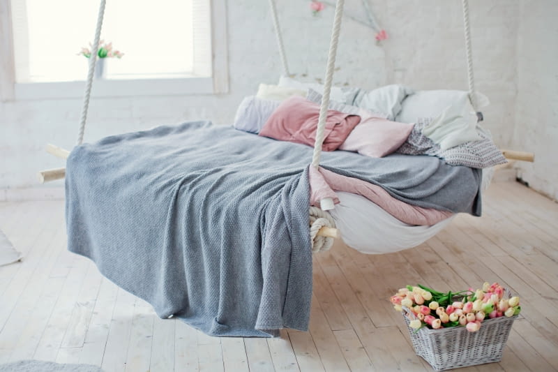 Podwieszane łóżko - inspiracje