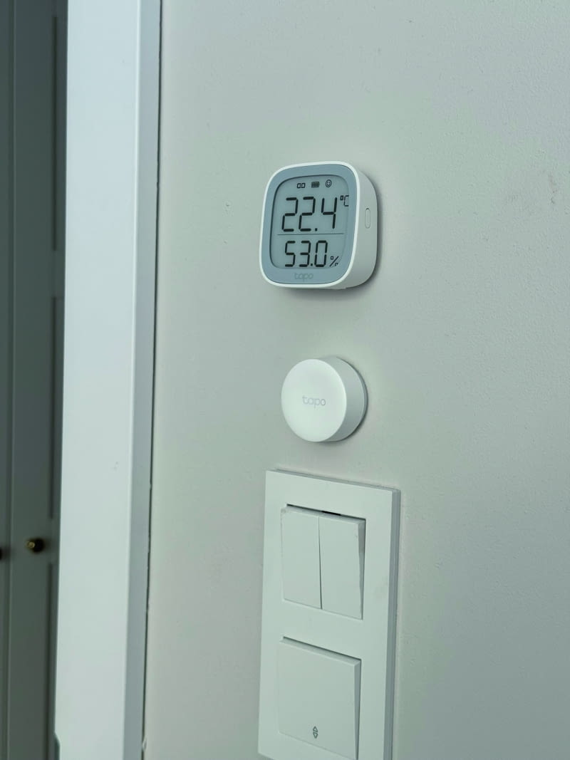 Wbudowany w urządzenie czujnik wyróżnia się dokładnością odczytu wilgotności względnej (RH) do +/-3% i temperatury do +/-0,3°C. Dane aktualizowane są co dwie sekundy, dzięki czemu mamy dostęp do precyzyjnych i bieżących informacji Wbudowany w urządzenie czujnik wyróżnia się dokładnością odczytu wilgotności względnej (RH) do +/-3% i temperatury do +/-0,3°C. Dane aktualizowane są co dwie sekundy, dzięki czemu mamy dostęp do precyzyjnych i bieżących informacji