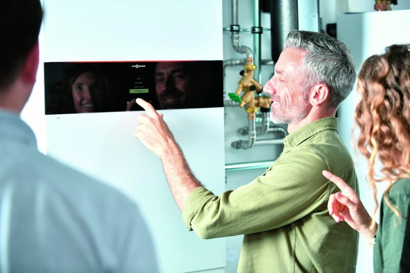 Przeglądem technicznym pompy ciepła, podobnie jak jej podłączeniem i uruchomieniem, powinien zająć się przedstawiciel producenta bądź pracownik firmy mającej jego autoryzację