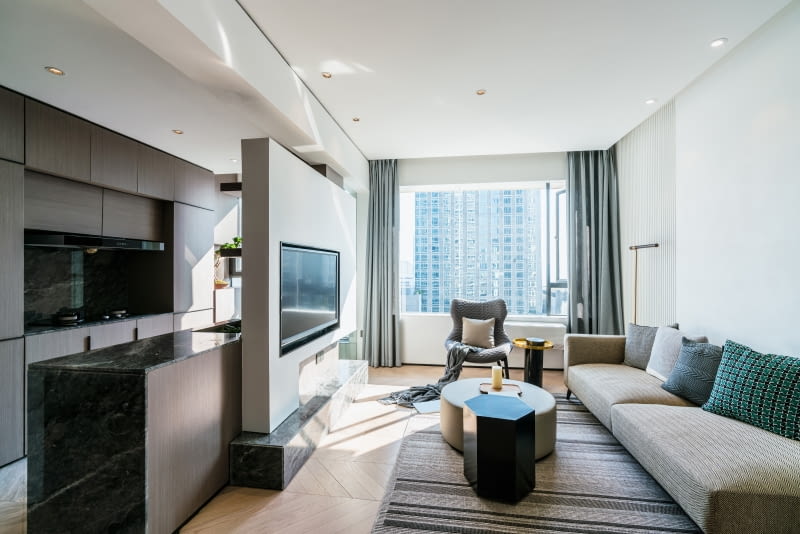 Przestronne mieszkanie z wanną w sypialni