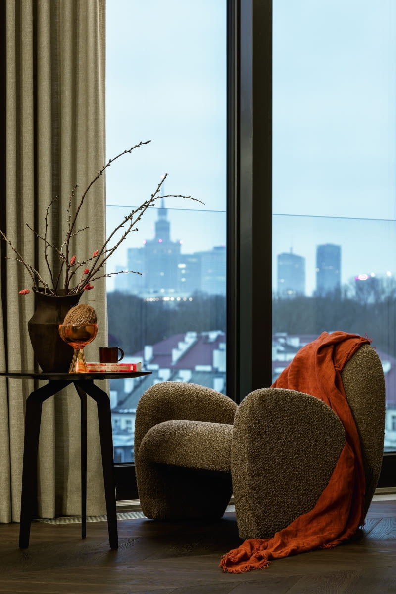 Wnętrza warszawskiego mieszkania tworzą opowieść, którą warto czytać razem z widokiem z okien. To właśnie panorama miasta stała się inspiracją dla palety barw i kojącego nastroju aranżacji, subtelnie przenikając do każdego kadru. Do zatrzymania przy jednym z nich zaprasza Fotel Fulu i stolik Feza z Nobonobo. Wnętrza warszawskiego mieszkania tworzą opowieść, którą warto czytać razem z widokiem z okien. To właśnie panorama miasta stała się inspiracją dla palety barw i kojącego nastroju aranżacji, subtelnie przenikając do każdego kadru. Do zatrzymania przy jednym z nich zaprasza Fotel Fulu i stolik Feza z Nobonobo.