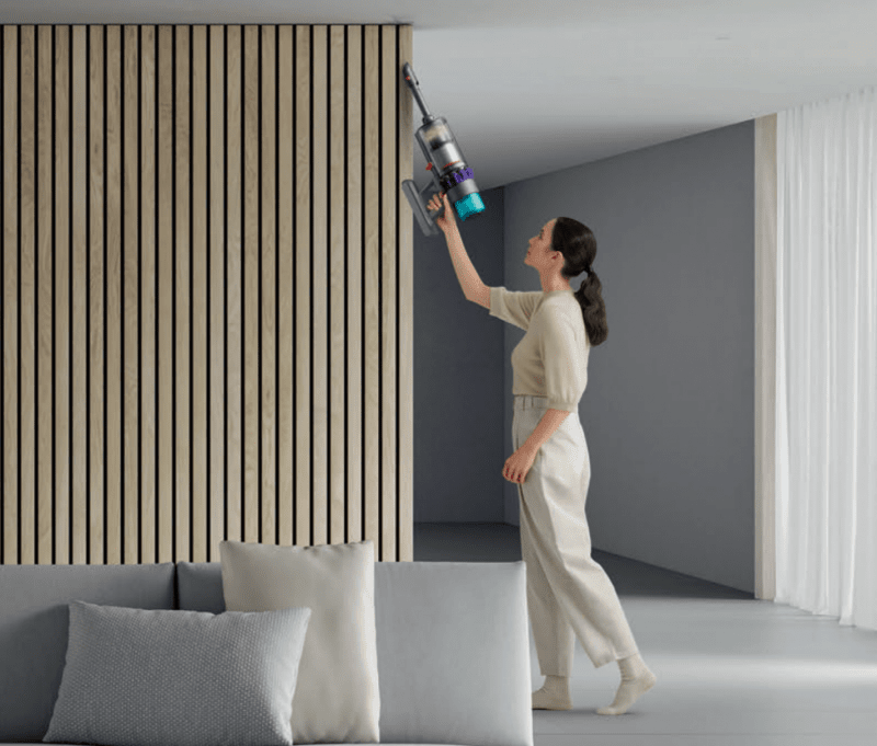 Dzięki lekkiej i dobrze wyważonej konstrukcji urządzeniem da się łatwo manewrować, co zapewnia wygodę sprzątania od podłogi aż po sufit, dyson.pl Dzięki lekkiej i dobrze wyważonej konstrukcji urządzeniem da się łatwo manewrować, co zapewnia wygodę sprzątania od podłogi aż po sufit, dyson.pl