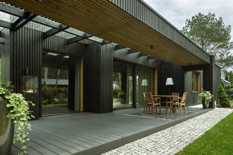 Elewacja z drewna zdobi budynek, a ponadto chroni go przed  wilgocią, zmniejsza utratę ciepła, jest również doskonałym  izolatorem akustycznym