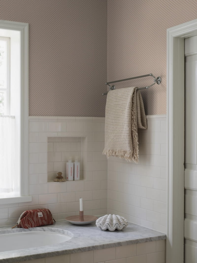 Kolekcja Österlen od Boras Tapeter to zbiór tapet m.in. z motywami roślinnymi, Na zdjęciu wzór drobnej kraty nadającej wnętrzu odrobinę elegancji i stylu. Wzory drukowane są tradycyjną metodą, dzięki czemu wyglądają jakby zostały namalowane ręcznie.