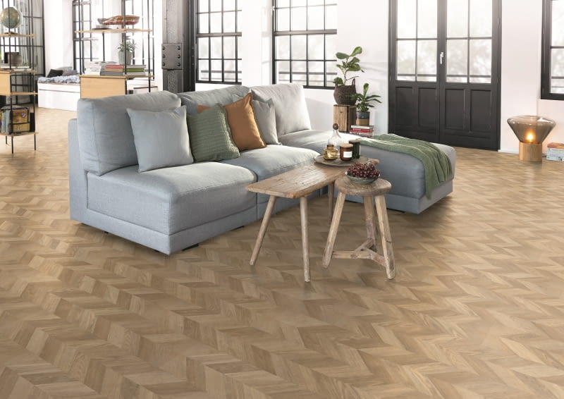 Podłogi laminowane są połączeniem tradycyjnego wzoru parkietu w jodełkę z nowoczesną funkcjonalnością; NatureSense Herringbone.