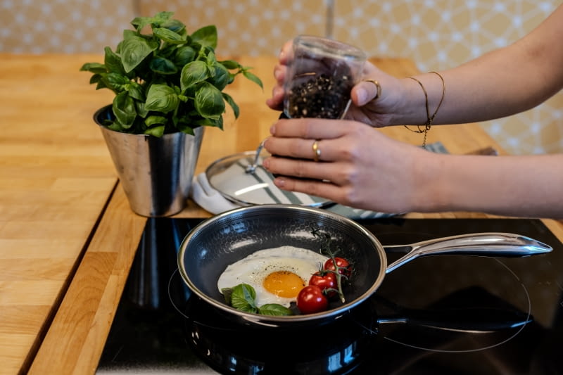 Kohersen prezentuje nową linię patelni NX CERAMIC