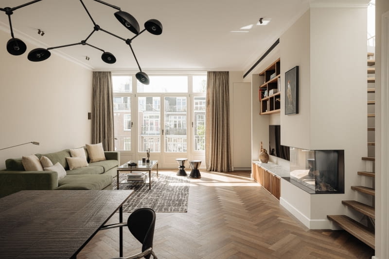 Drugie mieszkanie zlokalizowane jest w górnej części budynku i ma podobnie otwarty układ jak dwie dolne kondygnacje.