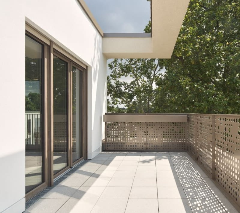 Elegancka kolorystyka AnTeak od zewnątrz akcentuje indywidualny charakter architektury. Elegancka kolorystyka AnTeak od zewnątrz akcentuje indywidualny charakter architektury.
