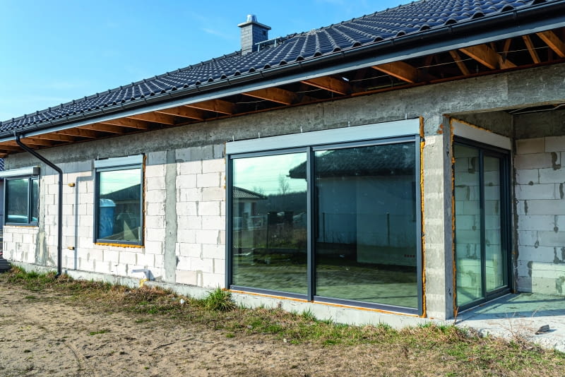 Montaż okien czy drzwi zewnętrznych jesienią i zimą nie jest gorszy z definicji, ale wymaga technologii dopasowanej do sezonu oraz większej dyscypliny wykonawczej Montaż okien czy drzwi zewnętrznych jesienią i zimą nie jest gorszy z definicji, ale wymaga technologii dopasowanej do sezonu oraz większej dyscypliny wykonawczej