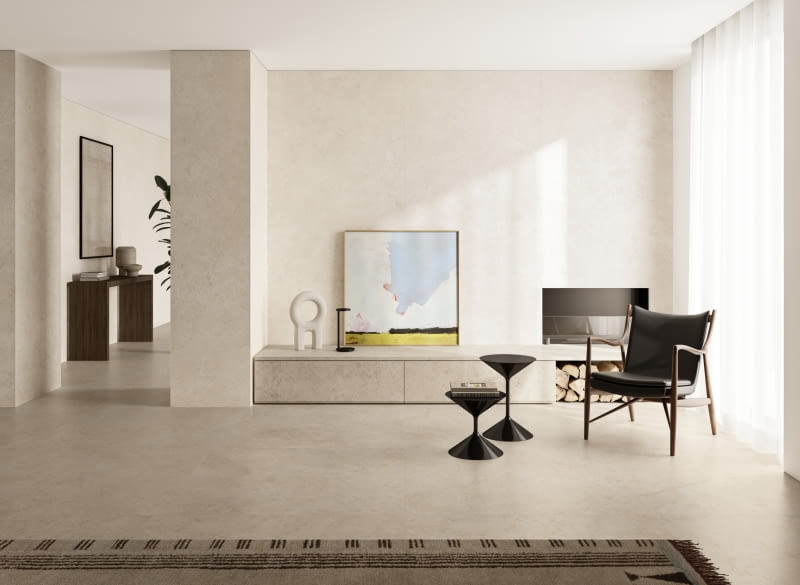 Urodę fotela podkreśli kontrastowa kolorystyka tła. W tym wnętrzu podłoga i ściany wykończone są w jasnym beżu, więc ciemnobrązowe meble są doskonale wyeksponowane.