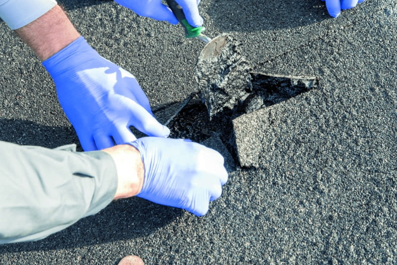 Uszkodzenia powierzchni dachu krytego papą można podzielić na dwa typy: punktowe (pęcherze powstające na skutek zawilgocenia podłoża pod papą) oraz powierzchniowe (między  innymi rozległe spękania czy degradacja pokrycia). Oba typy wymagają niezwłocznej naprawy,  by nie prowadzić do dalszych uszkodzeń pokrycia i konstrukcji dachu