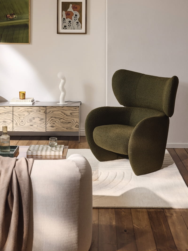 Fotel Teyvat urzeka miękką, organiczną linią i oryginalnym detalem nóg. To doskonała propozycja na mocny akcent wnętrza.