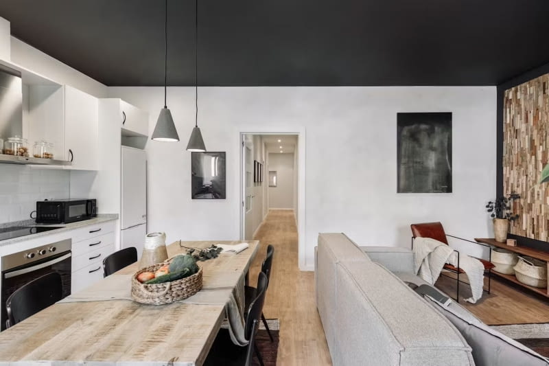 Czarny sufit w aranżacji wnętrz