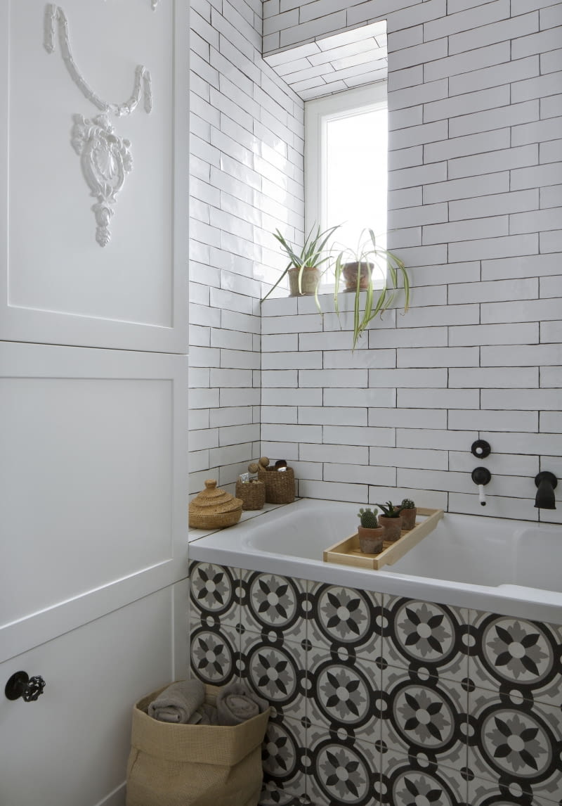 Wykwintne zdobienia zabudowy stolarskiej, wykonane z drewna według projektu architektki, nawiązują klasyczną formą do stylizowanej ceramiki łazienkowej oraz armatury. Wykwintne zdobienia zabudowy stolarskiej, wykonane z drewna według projektu architektki, nawiązują klasyczną formą do stylizowanej ceramiki łazienkowej oraz armatury.