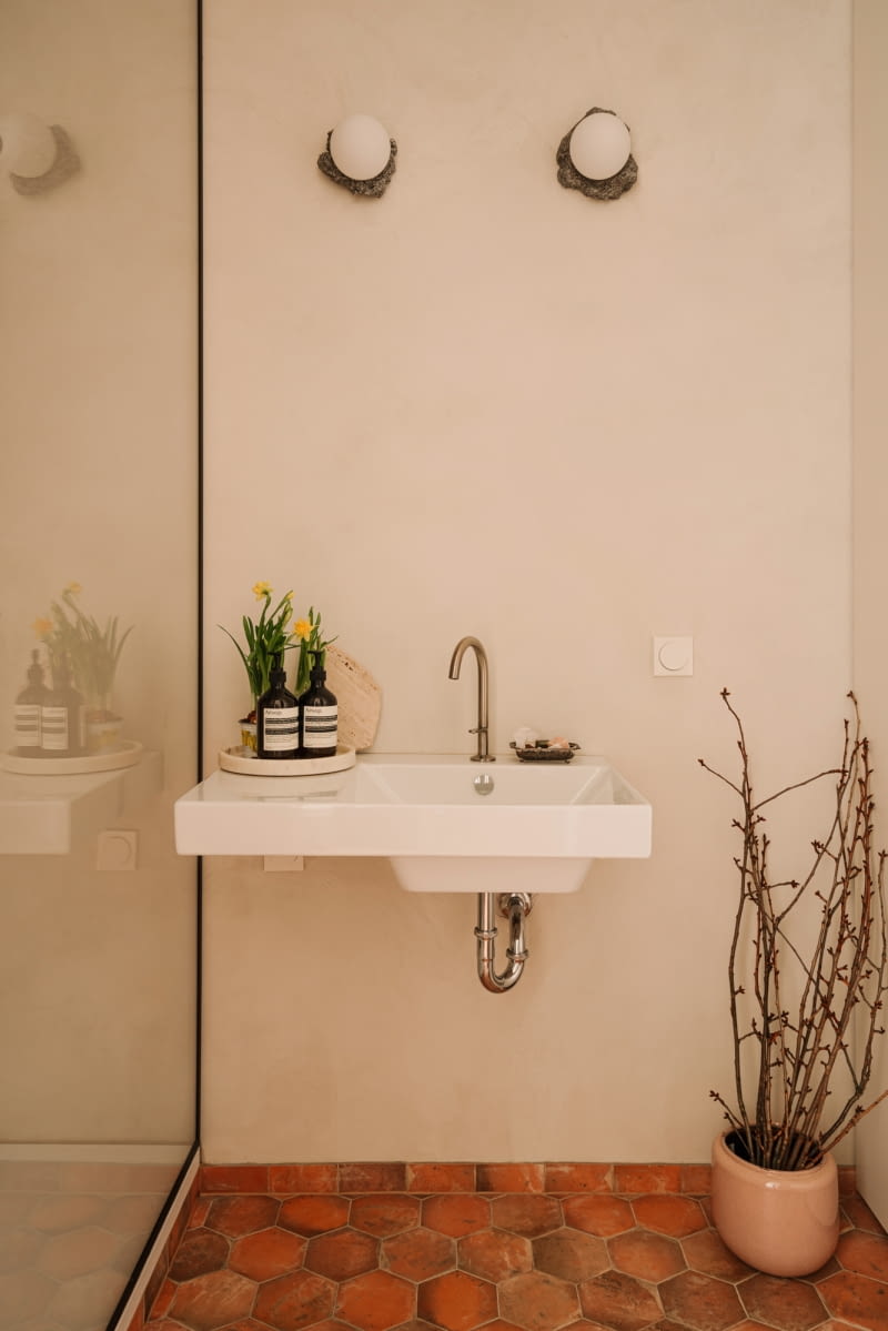 Eklektyczna aranżacja mieszkania w zabytkowej kamienicy