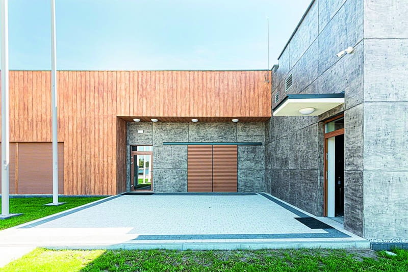 Jeśli chcemy, by elewacja prezentowała się wyjątkowo, możemy sięgnąć po zewnętrzne tynki  dekoracyjne imitujące drewno lub beton architektoniczny