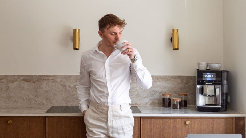 Minimalistyczny design kuchni: ekspres, lodówka, piekarnik i inne sprzęty Minimalistyczny design kuchni: ekspres, lodówka, piekarnik i inne sprzęty