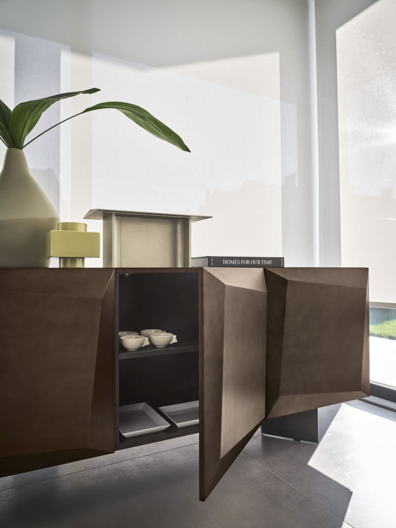 Rzeźbiarska komoda Alterego od Calligaris