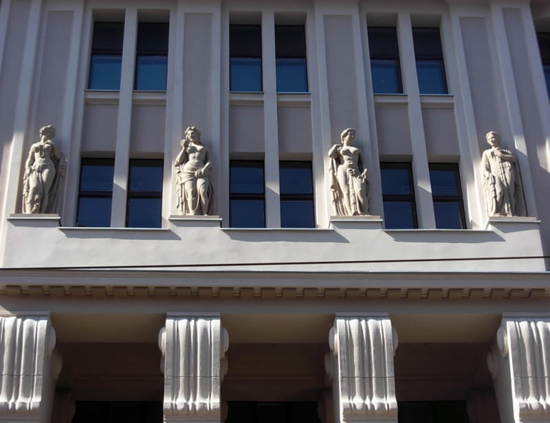 Alegoryczne figury na "Jedynaku" w Bydgoszcz Alegoryczne figury na "Jedynaku" w Bydgoszcz