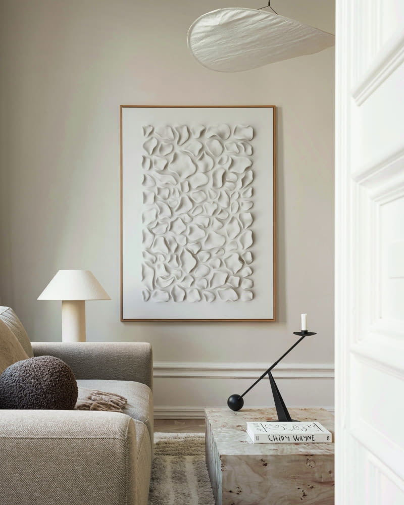 Ciepłe odcienie bieli lubią faktury i dobrze współpracują z naturalnymi materiałami: wełną, płótnem, drewnem, czy kamieniem. Ciepłe odcienie bieli lubią faktury i dobrze współpracują z naturalnymi materiałami: wełną, płótnem, drewnem, czy kamieniem.