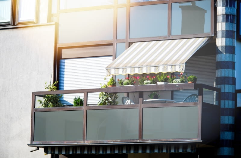 Markiza balkonowa chłodzi nie tylko balkon, ale i wnętrze mieszkania Markiza balkonowa chłodzi nie tylko balkon, ale i wnętrze mieszkania
