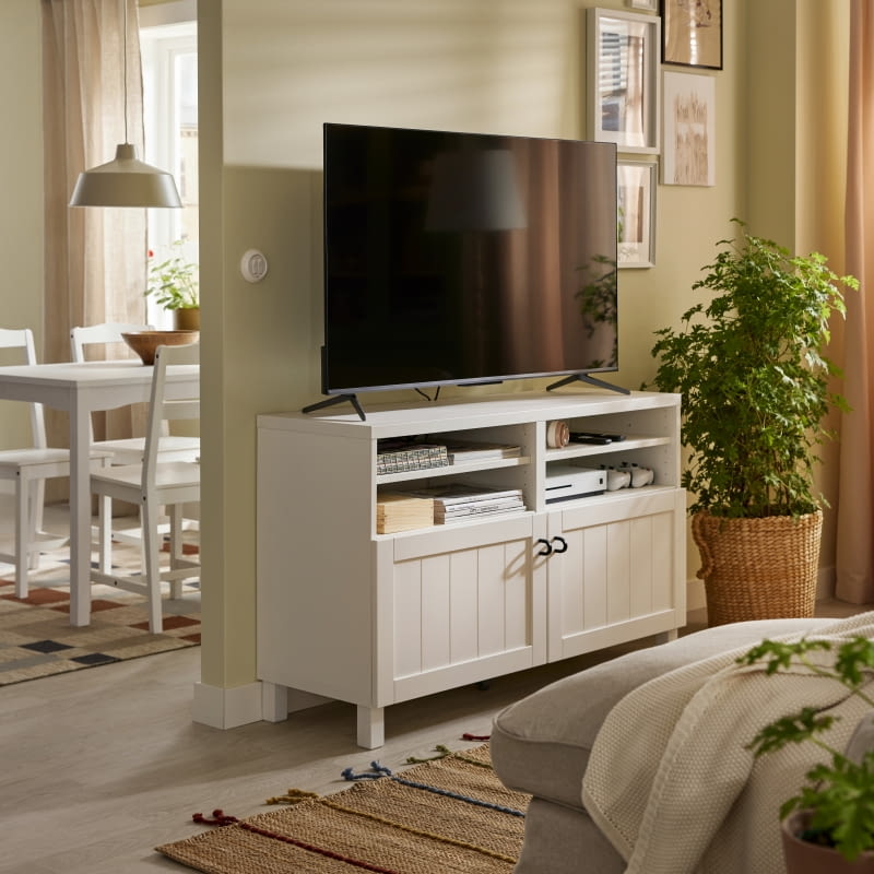 Wielkość szafki warto dobrać do rozmiarów telewizora – szerokość mebla powinna być nieco większa niż ekran.