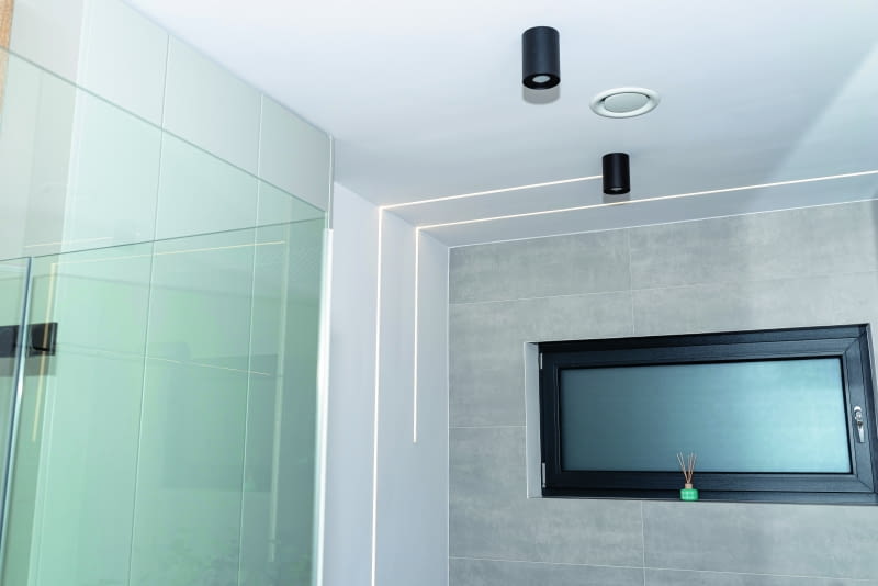 Anemostaty wywiewne – umieszone zazwyczaj na suficie – usuwają zużyte powietrze z takich pomieszczeń jak kuchnia, przedsionki, łazienki i WC