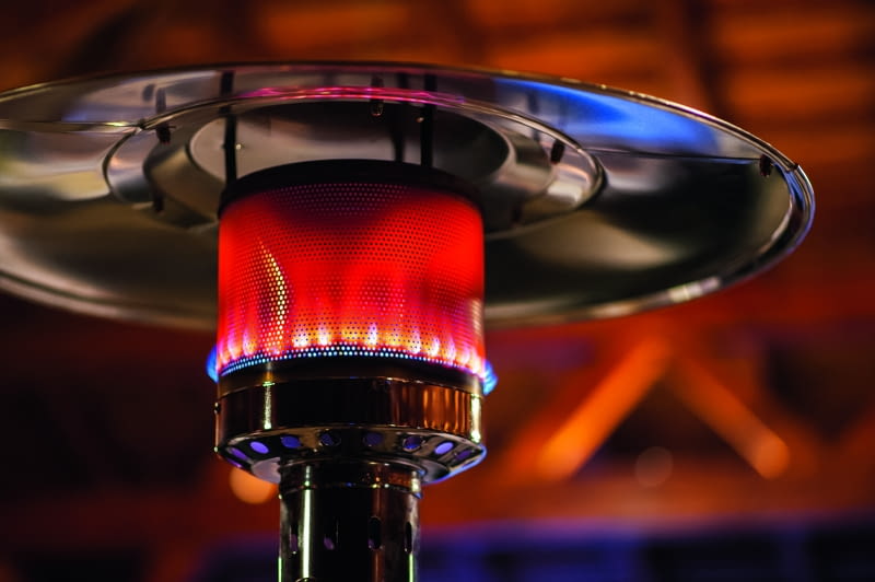 Parasole grzewcze są zasilane gazem płynnym z butli. Kiedy są włączone, emitują promieniowanie podczerwone, odbierane przez  ludzi jako ciepło