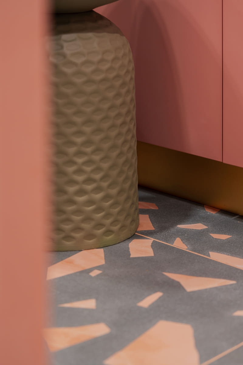 Różowo-niebieskie płytki ułożone w korytarzu i w garderobie to produkt marki Emil Ceramica z kolekcji Medley Green Rock