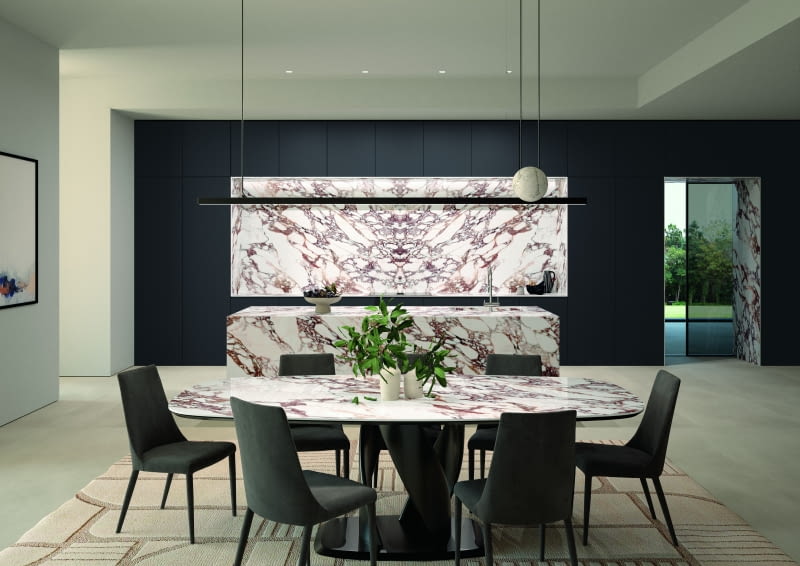 Naturalny urok marmuru wyróżniającego się wyrazistą i intensywną barwą doskonale wpisze się w eleganckie wnętrza. Użyty w kilku miejscach stworzy ekskluzywną całość.