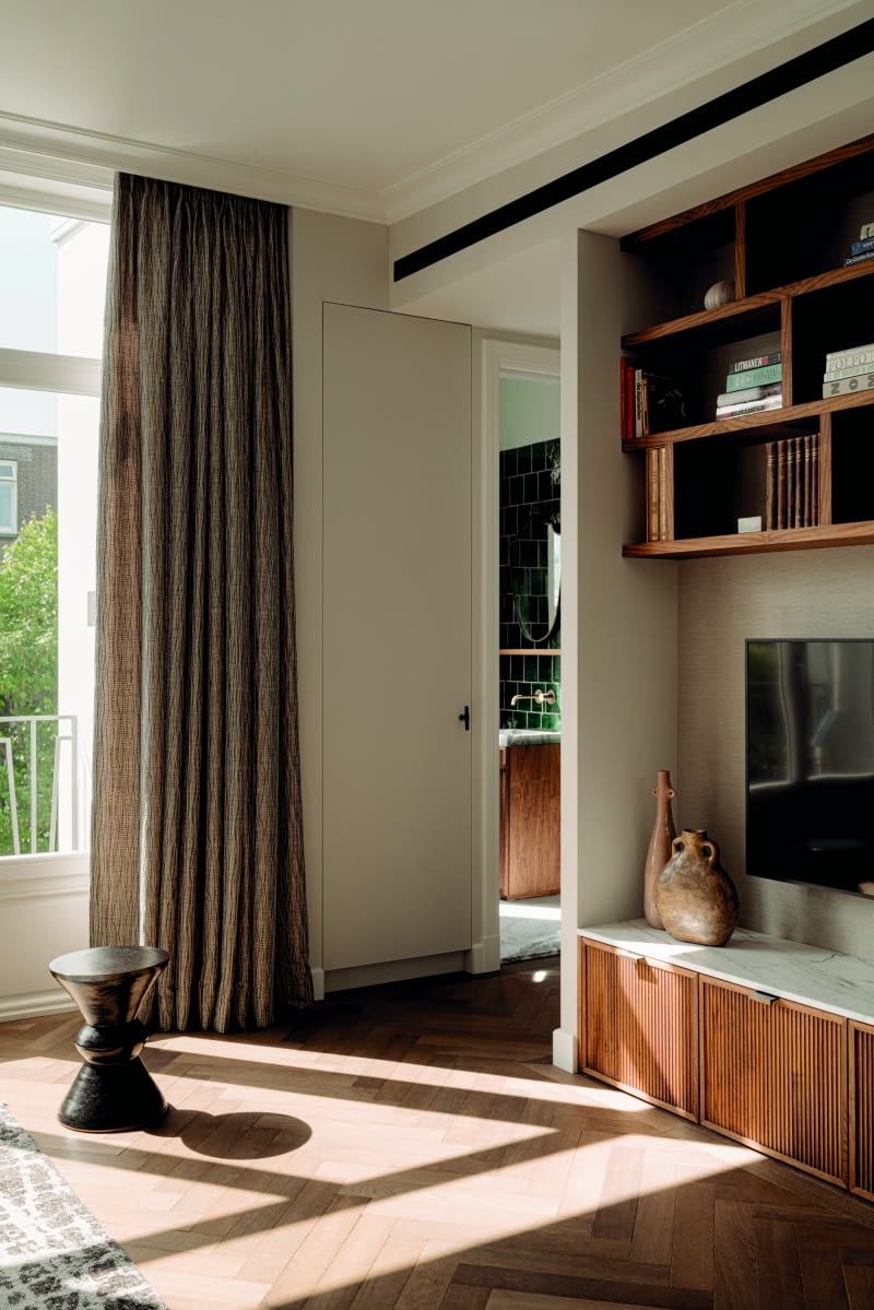 Drugie mieszkanie zlokalizowane jest w górnej części budynku i ma podobnie otwarty układ jak dwie dolne kondygnacje.