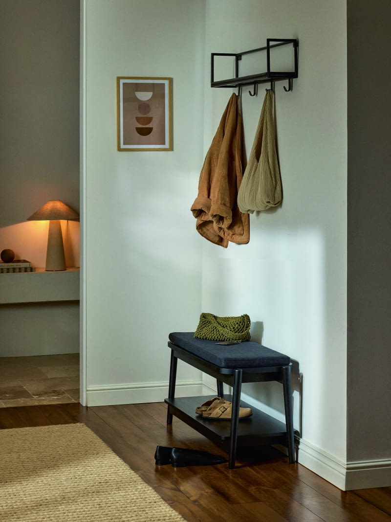 Zaokrąglone krawędzie i lekka konstrukcja ławki Libby nawiązują do designu lat 60. Mebel będzie idealnym dodatkiem retro do wnętrz w tym stylu.