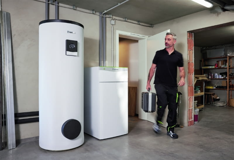 Zestaw pompy ciepła i odpowiednio zaizolowanego zbiornika ciepłej wody o znacznej pojemności. Dzięki temu można akumulować nadmiar wytworzonej energii Zestaw pompy ciepła i odpowiednio zaizolowanego zbiornika ciepłej wody o znacznej pojemności. Dzięki temu można akumulować nadmiar wytworzonej energii