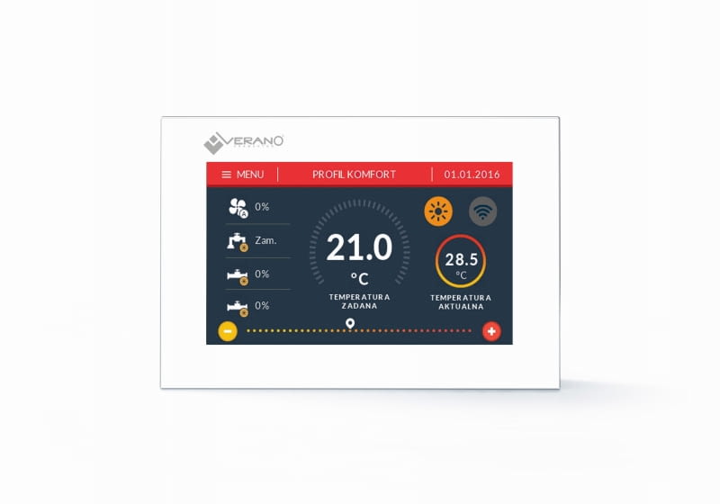 Nowoczesny regulator umieszczony na ścianie w pomieszczeniu  umożliwia pełną kontrolę pracy  grzejników kanałowych
