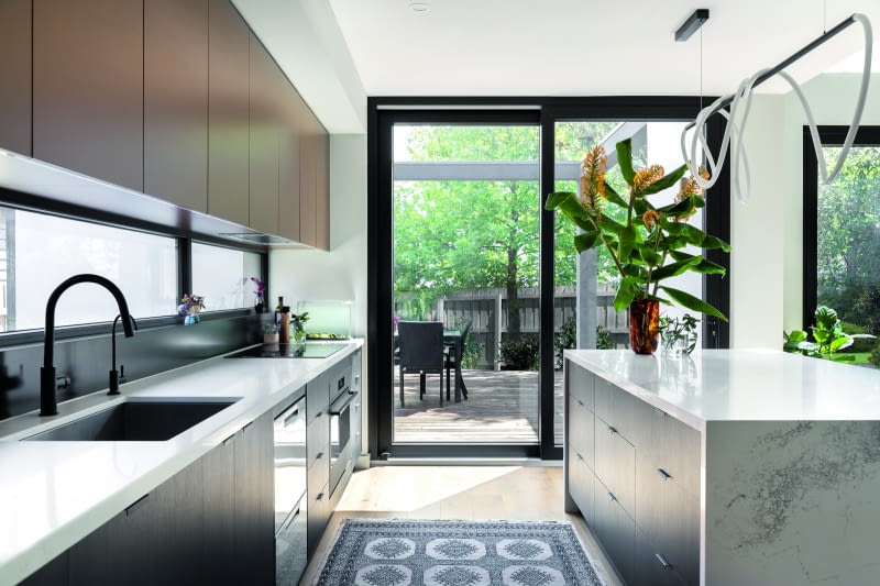 Ciepły montaż okien jest nowoczesnym sposobem na instalację stolarki okiennej, charakteryzującym się wieloma zaletami i rozwiązującym wady tradycyjnego montażu. Odpowiednie techniki i materiały sprawiają, że szczelny montaż minimalizuje mostki termiczne, co poprawia izolację cieplną oraz ogranicza straty energii Ciepły montaż okien jest nowoczesnym sposobem na instalację stolarki okiennej, charakteryzującym się wieloma zaletami i rozwiązującym wady tradycyjnego montażu. Odpowiednie techniki i materiały sprawiają, że szczelny montaż minimalizuje mostki termiczne, co poprawia izolację cieplną oraz ogranicza straty energii