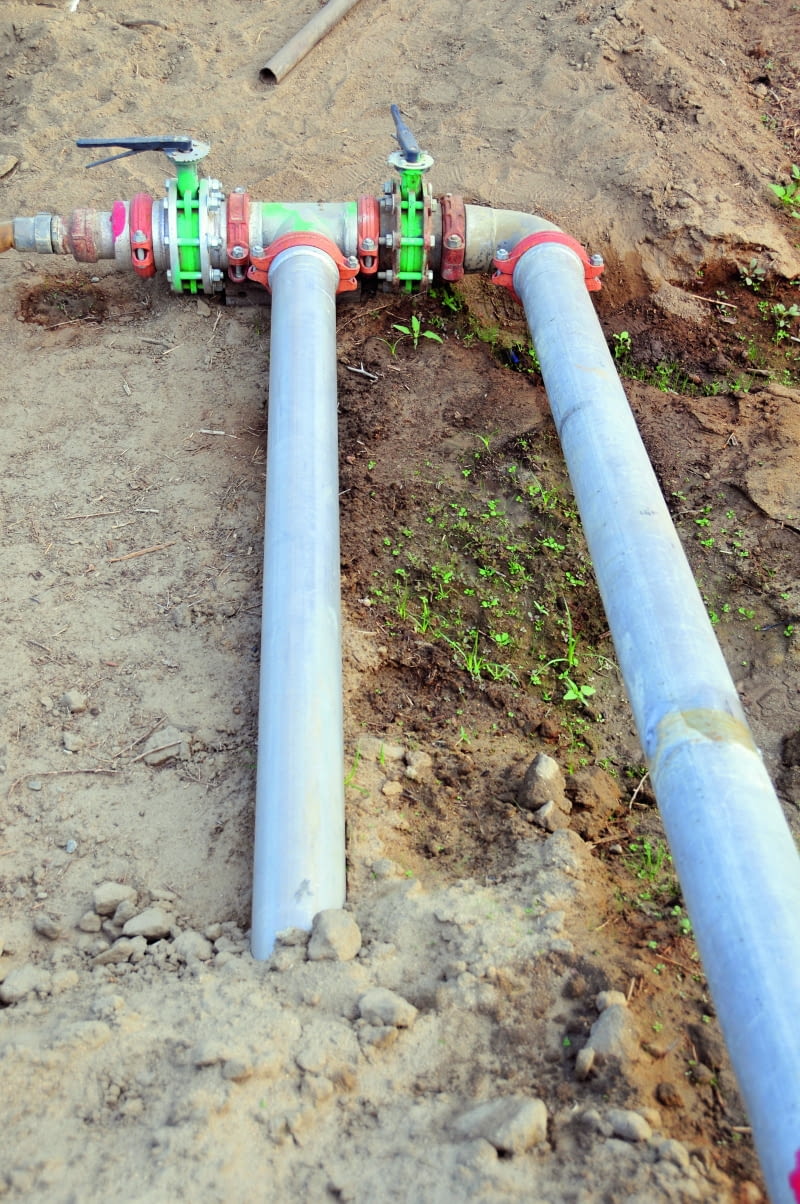 Wykonanie przyłącza wody warto rozważyć jeszcze przed rozpoczęciem prac budowlanych. Wówczas będzie można czerpać wodę również podczas budowy domu