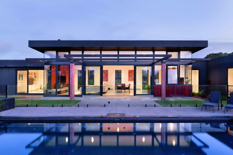 Ciepłymi oknami nazywane są modele, które – prawidłowo zamontowane – chronią budynek przed przeciągami wynikającymi z nieszczelności, wychłodzeniem w okresie jesienno-zimowym i pozwalają na zmniejszenie zapotrzebowania na energię grzewczą Ciepłymi oknami nazywane są modele, które – prawidłowo zamontowane – chronią budynek przed przeciągami wynikającymi z nieszczelności, wychłodzeniem w okresie jesienno-zimowym i pozwalają na zmniejszenie zapotrzebowania na energię grzewczą