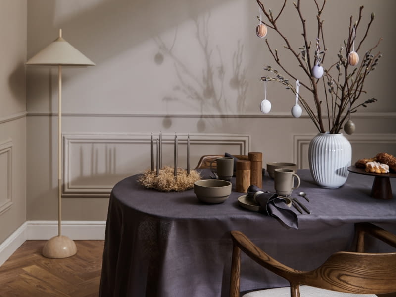 Do zastawy i tkanin w stonowanych kolorach ziemi idealnie pasują naturalne gałązki, np. wierzby, które o tej porze roku kwitną, tworząc tzw. bazie.