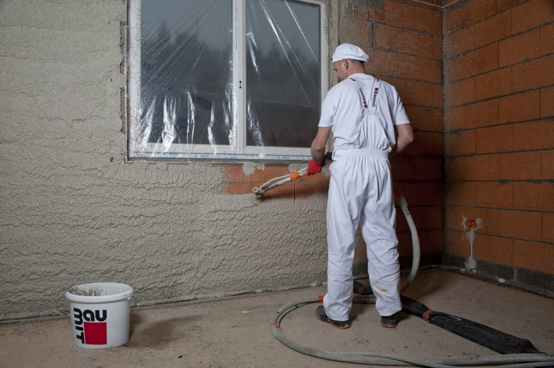 Narzucanie tynku maszynowego agregatem