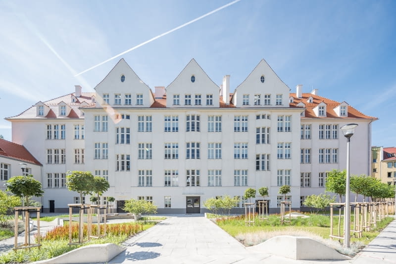 Budynek C-19 Wydziału Matematyki Politechniki Wrocławskiej. Budynek C-19 Wydziału Matematyki Politechniki Wrocławskiej.
