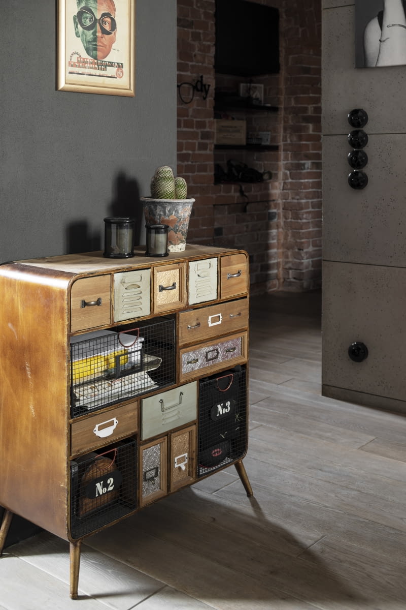 Ozdobą loftowego mieszkania są nieduże, wolno stojące szafki: czerwona skrzynka na listy, czarna owalna komoda z sypialni czy wieloszufladowy mebel na mosiężnych nóżkach, wykonany z przeróżnie wykończonych fragmentów drewna i metali. Celowe, widoczne na powierzchni niepowtarzalne zarysowania, przetarcia, niedociągnięcia pędzla i odpryski dodają szafkom niepowtarzalnego uroku. Wyraźne ślady użycia czynią z nich „meble z historią”.