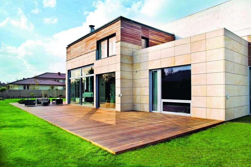 Naturalny kamień elewacyjny to jeden z najtrwalszych materiałów, jaki możemy wymarzyć  sobie na elewacje, szczególnie jeśli jest zestawiony z drewnem