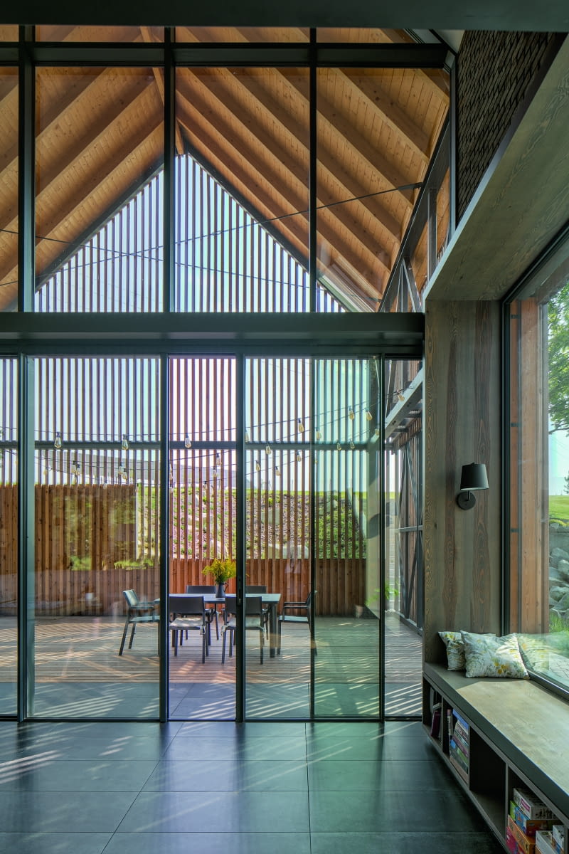 Szklane ściany czy duże przesuwne drzwi to kwintesencja  nowoczesnego designu. Dodają elegancji, prestiżu i są  często elementem domów pasywnych lub inteligentnych